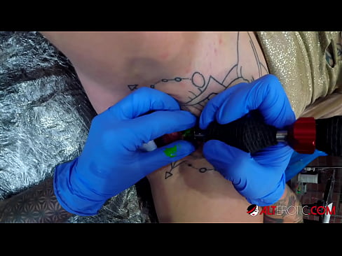 ❤️ Εξαιρετικά τατουάζ hottie Sully Savage έχει ένα τατουάζ στην κλειτορίδα της ❌ Σπιτικό πορνό ❌️❤